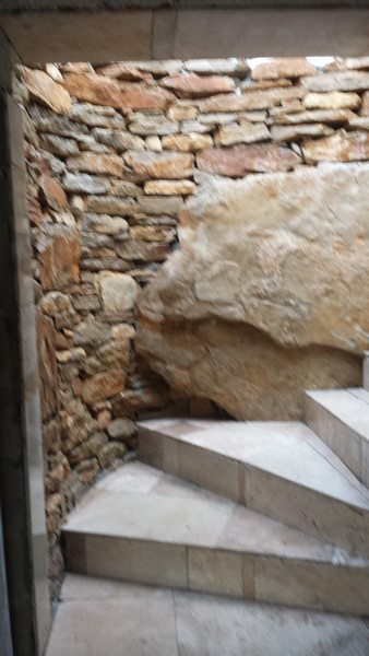 murets en pierres ,escalier en pierres de travertin